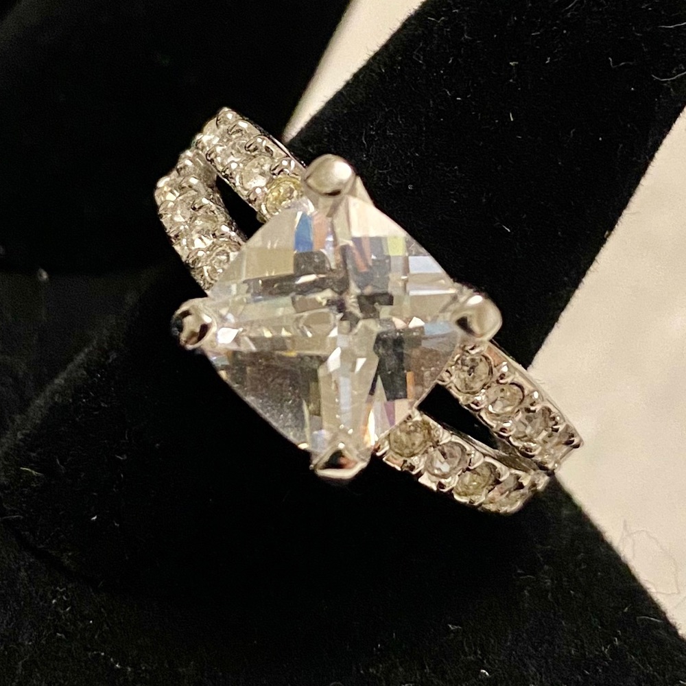 Large rhinestone costume jewelry ring!